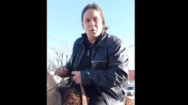 Candidato del Partido Libertario votó a caballo en Pergamino y disputa el voto "pro Milei"