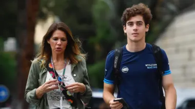 La mamá de Colapinto votó en Pilar y se retiró en moto con un casco de Williams