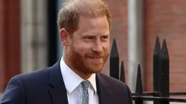 Príncipe Harry vuelve a Londres: homenaje a Isabel II y tensiones familiares