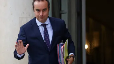Francia nombra a Sébastien Lecornu primer ministro en medio de crisis social