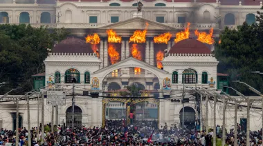 Manifestaciones en Katmandú: el Parlamento incendiado tras renuncia política