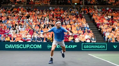 Tomás Etcheverry vence a Jesper de Jong y pone a Argentina 1-0 en la Davis