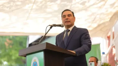 “Tiene que levantar el culito de la silla y viajar al interior”