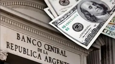 El dólar rompió el techo de la banda y desató la pulseada del BCRA