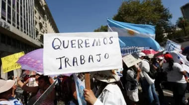 El mercado laboral se precariza y los especialistas advierten: “Lo peor está por venir”