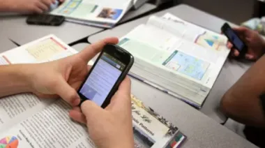 Prohíben por ley el uso de celulares en las escuelas primarias