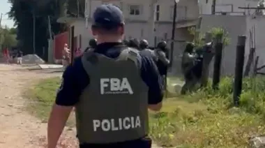 Cayeron cuatro narcos en La Cascotera: armas, drogas y un pozo secreto en el patio