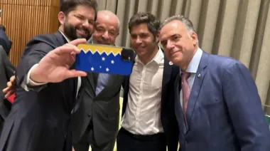 Kicillof se sacó una foto con Boric y quedó envuelto en un escándalo de soberanía