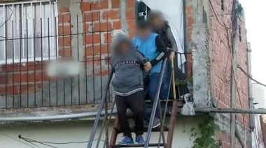 Detienen a un cartero y un encargado que robaron más de 20 mil dólares y 2,6 millones de pesos con una tarjeta de débito