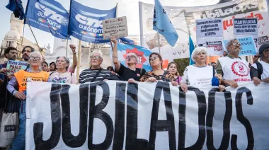 ¿Alivio real o “Plan Platita”? El Gobierno lanza descuentos para jubilados a un mes de las elecciones