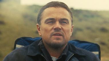 El film que ve DiCaprio en Una batalla tras otra: de qué trata y dónde verlo