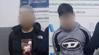 Dos menores armados robaron un auto en La Boca y se refugiaron en el Conurbano