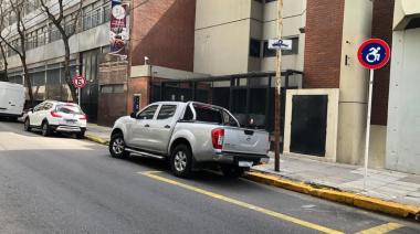 Córdoba: los vecinos podrán denunciar autos mal estacionados con fotos