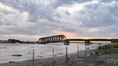 Crecida del Salado: colapsó un viejo puente ferroviario y piden atención sobre otro en la ruta