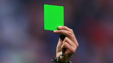 La tarjeta verde: el nuevo “challenge” que propone la FIFA para democratizar el VAR