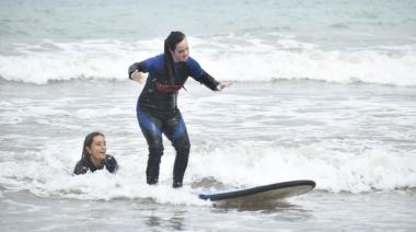 El surf como terapia, una nueva propuesta que ayuda a las personas con discapacidad