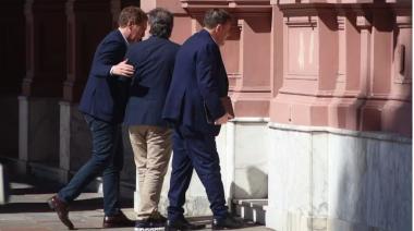 Los intendentes bonaerenses que sumó Milei a su mesa tras la derrota en Provincia