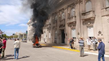 Tensa jornada en 9 de Julio: desesperado reclamo de productores inundados ante el municipio 