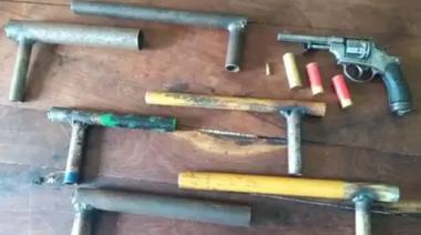 Sorprendente hallazgo de adolescentes con armas caseras en una casa abandonada de Santiago