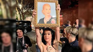 Katy Perry ya está en Argentina y se mostró con un cuadro de Evita
