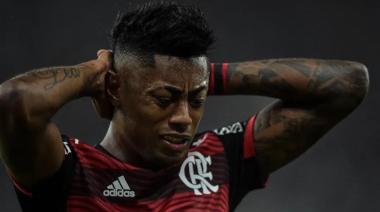 CONMEBOL apenas multó a un jugador de Flamengo por gestos obscenos a hinchas de Estudiantes