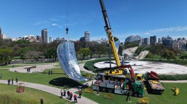 Megaoperativo Floralis: así fue el traslado del primer pétalo restaurado por el río Paraná