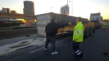 Cayó un contenedor sobre la AU Buenos Aires-La Plata y provocó un caos vehicular mano al sur