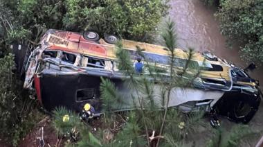 Tragedia en Misiones: un colectivo chocó con un auto y cayó a un arroyo, dejó al menos siete muertos y 25 heridos