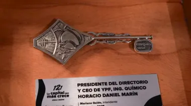 Neuquén le entregó una llave muy especial a Horacio Marín, presidente de YPF