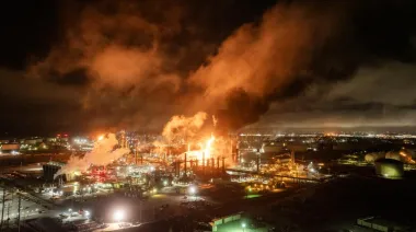 Chevron en llamas: el misterio detrás del incendio en El Segundo