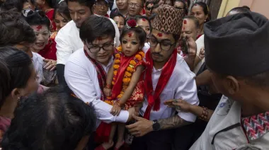 Nepal entronizó a una niña de dos años como “diosa viviente”