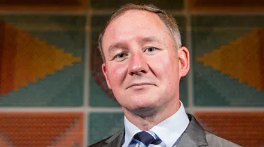 La renuncia de un candidato reconfigura la elección presidencial en Irlanda