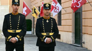 La Guardia del Papa estrena uniforme formal luego de medio siglo