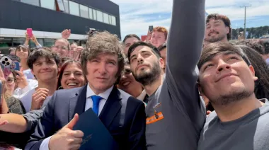 Milei cruzó a un vecino en Mar del Plata: “Te bajo más la inflación así puteás un poco más”