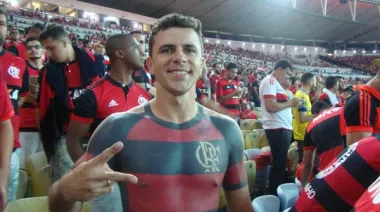 Esto es llevar a tu equipo en la piel: el hincha de Flamengo que se tatuó su cuerpo