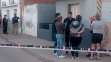 Hallan asesinada a una mujer de 62 años y por el caso detienen a su hijo: tenía la ropa manchada con sangre
