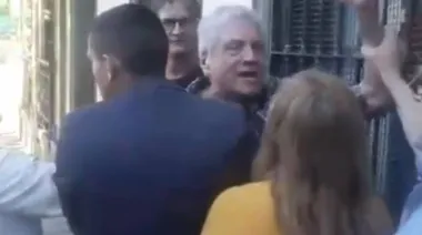 Militante libertario golpeó a una mujer durante una visita de campaña de Santilli