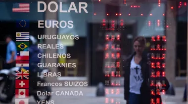 Dólar hoy: el oficial opera por debajo de los $1.400