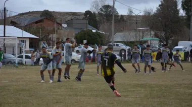 Fútbol insólito: suspendieron un partido en una liga porque los árbitros estaban borrachos