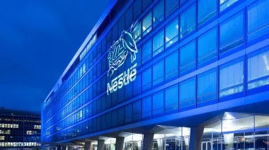 Nestlé recortará 16.000 empleos en búsqueda de reactivar negocios