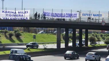 La 'bienvenida': Tres de Febrero recibe a Milei con pasacalles explosivos