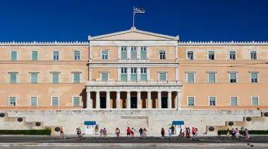 Grecia aprueba jornada de hasta 13 horas: choque laboral estalla