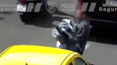 Video: robaron una pila de ropa de un local de avenida Avellaneda y fueron detenidos cuando escapaban