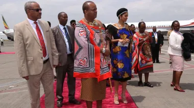 Mswati III: el monarca absoluto que aterrizó con 15 esposas y decenas de acompañantes