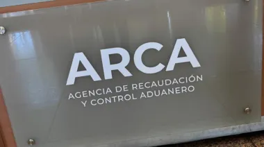 Trabajadores hacen fila por un bono de $300.000 para llegar a fin de mes