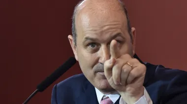 Insultos y restricciones de prensa marcaron la visita de Sturzenegger al cierre de campaña libertario