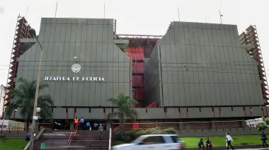 Escándalo en la Policía de Córdoba: acusan a un suboficial de espiar a mujeres en los baños de Jefatura