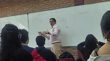 Funcionario de Milei desafió el paro universitario y dio clases en la UBA