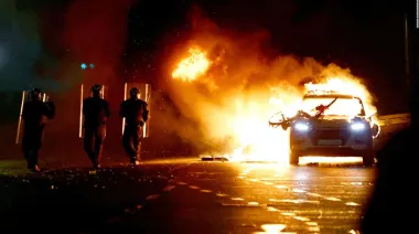 Protestas y violencia en Dublín tras un ataque a una niña