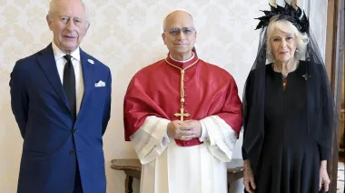 Carlos III y el papa León XIV rezan juntos por primera vez en 500 años